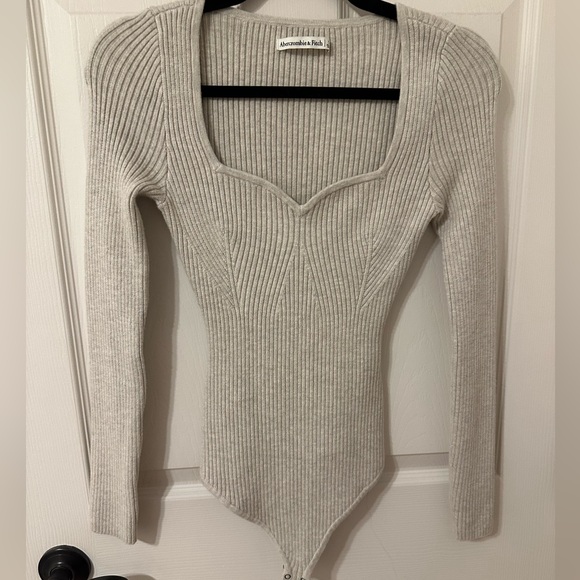 Abercrombie long sleeve sweetheart sweater body suit, size small, and never worn - Picture 1 of 3